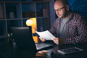 man searching on his computer the effects of seroquel